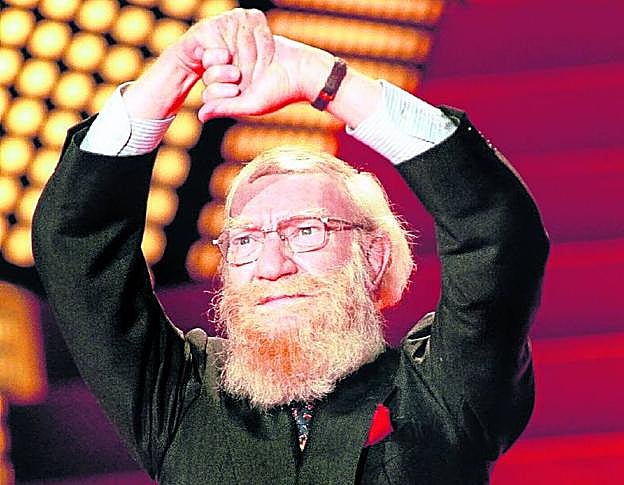 Imagen principal - El actor realiza el saludo anarquista tras recibir el Premio Donostia en 1999. En 'Balarrasa', un éxito de tal calibre que, como cuenta en sus memorias, le llamaban Balarrasa por la calle, y en una foto de juventud. 