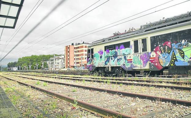 No menos recurrente es la imagen de vagones de tren coloreados por grafiteros en la estación de Dato.