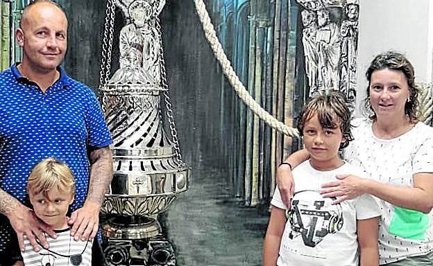 Ernesto Arteaga con su esposa y sus hijos. 