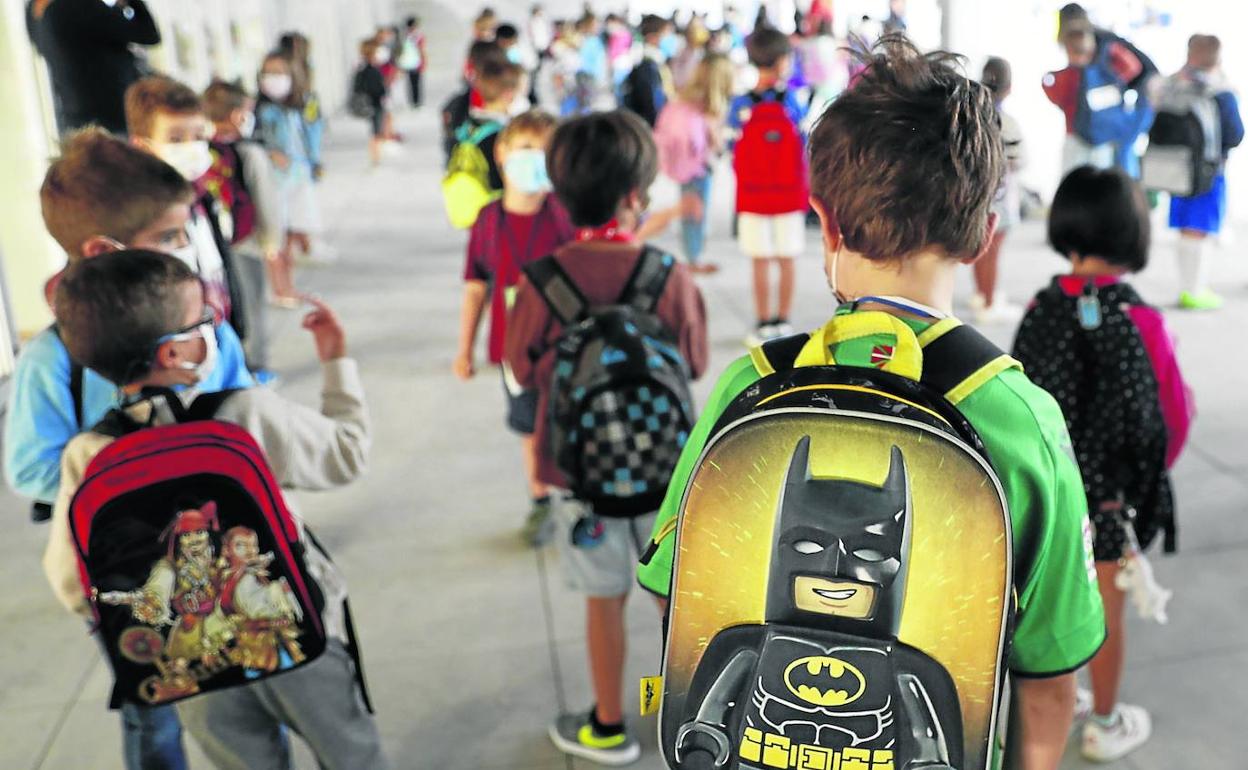 Un grupo de alumnos espera para entrar en clase el primer día del curso pasado. 