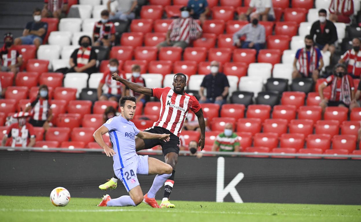 Incisivo. Iñaki Williams, uno de los destacados en el encuentro ante el Barcelona, envía un balón al área en busca de rematador. 