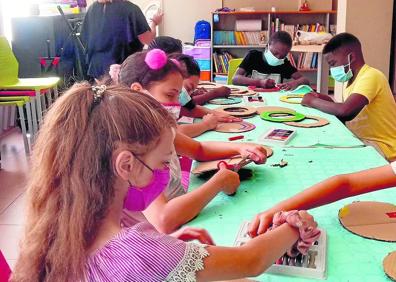 Imagen secundaria 1 - Actividades. Durante el verano, el ocio es el protagonista entre los más pequeños. Excursiones y piscina son frecuentes. Formación. Los jóvenes entre 19 y 30 años reciben formación continua para ayudarles en la búsqueda de empleo. 