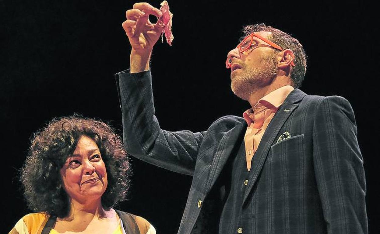 Gurutze Beitia y Txemi Parra en escena. 