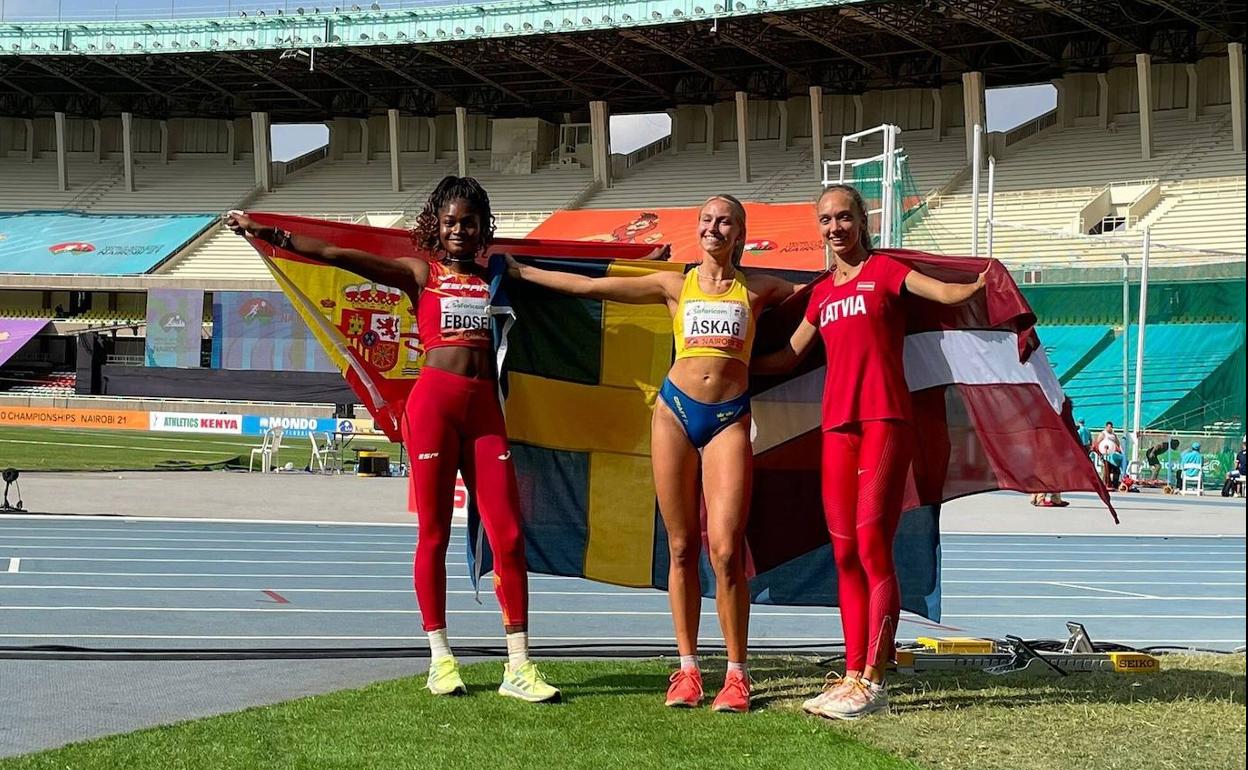 Tessty Ebosele posa junto a la sueca Maja Askag, oro, y la letona Darja Sopova, bronce, en Nairobi. 