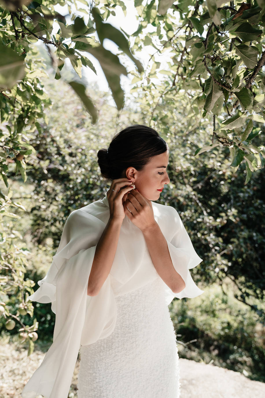 Fotos: Naia, la novia con capa de organza que se casó en Mundaka