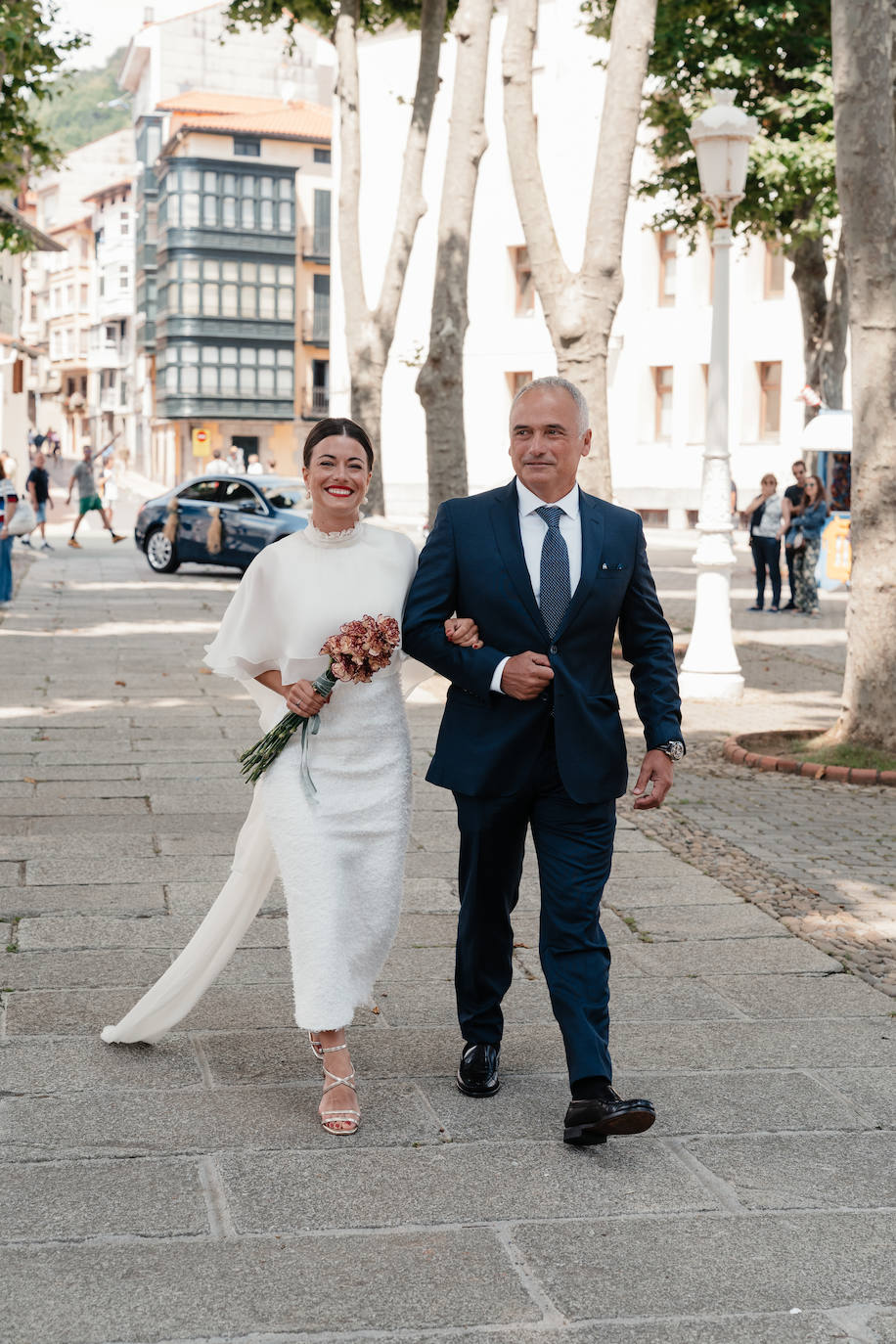 Fotos: Naia, la novia con capa de organza que se casó en Mundaka