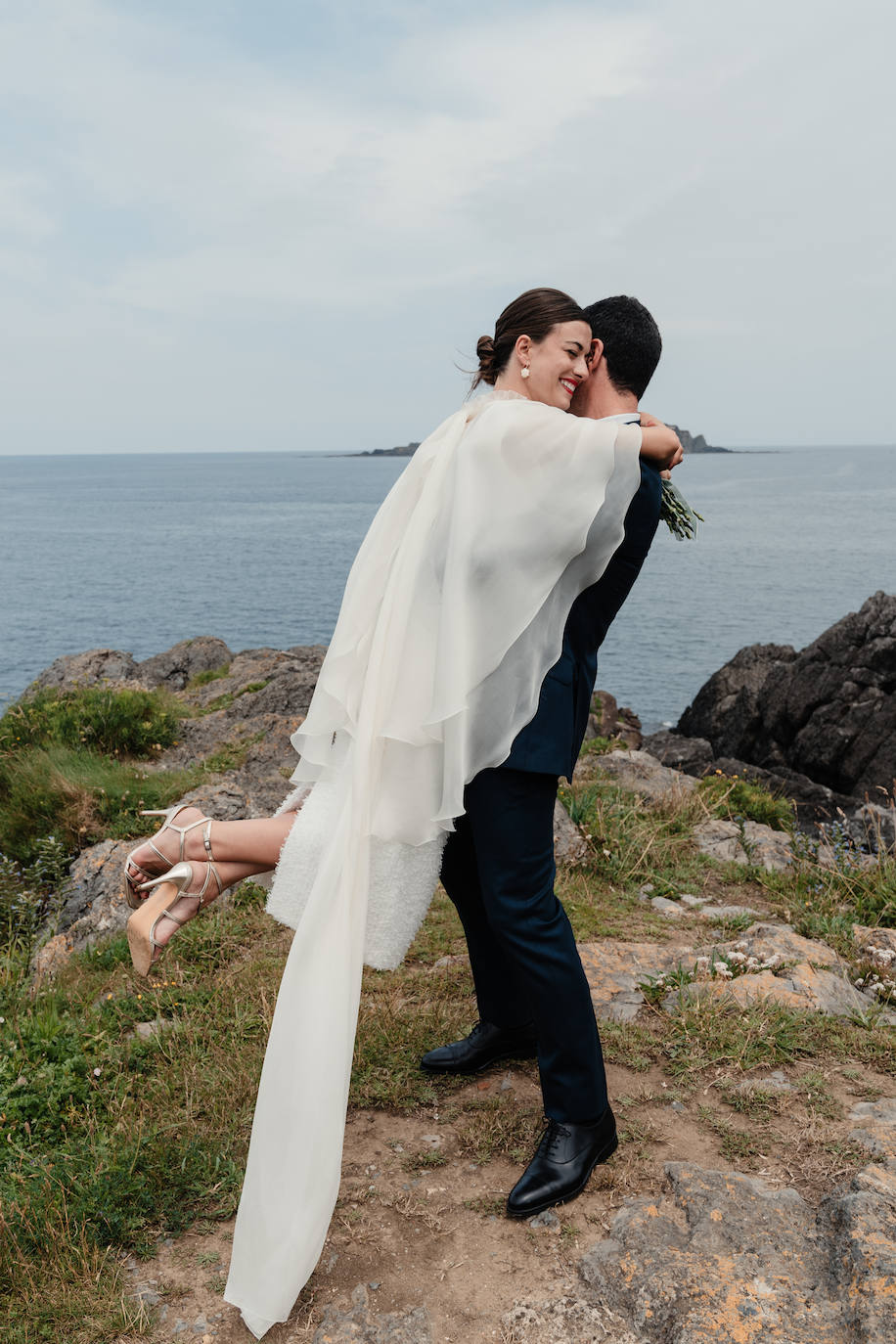 Fotos: Naia, la novia con capa de organza que se casó en Mundaka