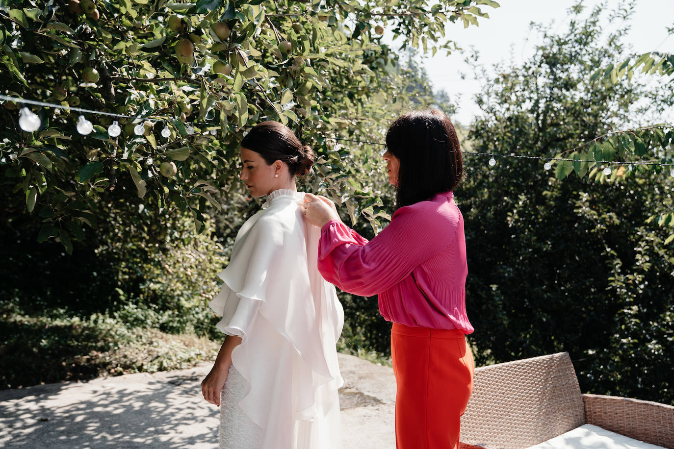 Fotos: Naia, la novia con capa de organza que se casó en Mundaka