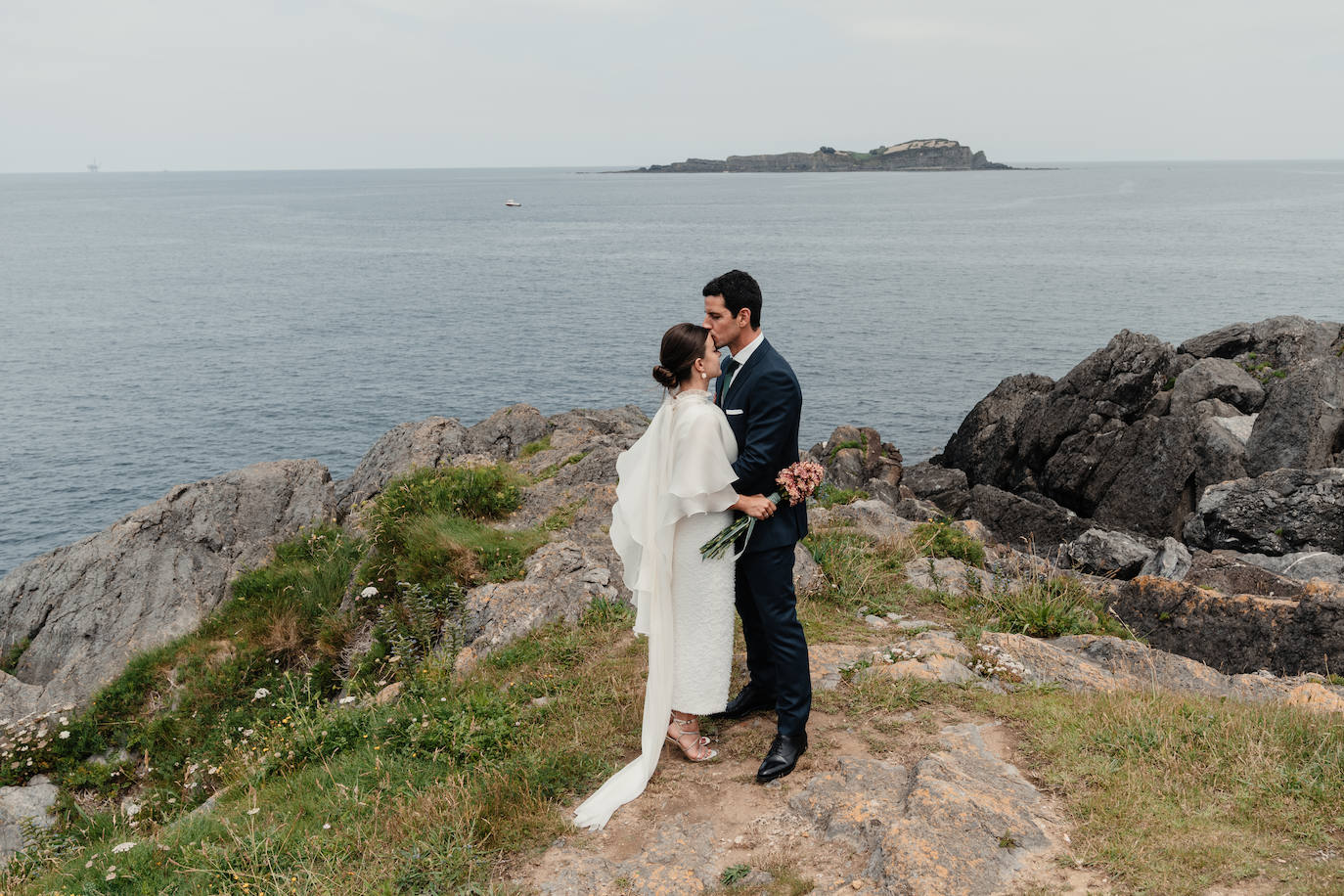 Fotos: Naia, la novia con capa de organza que se casó en Mundaka