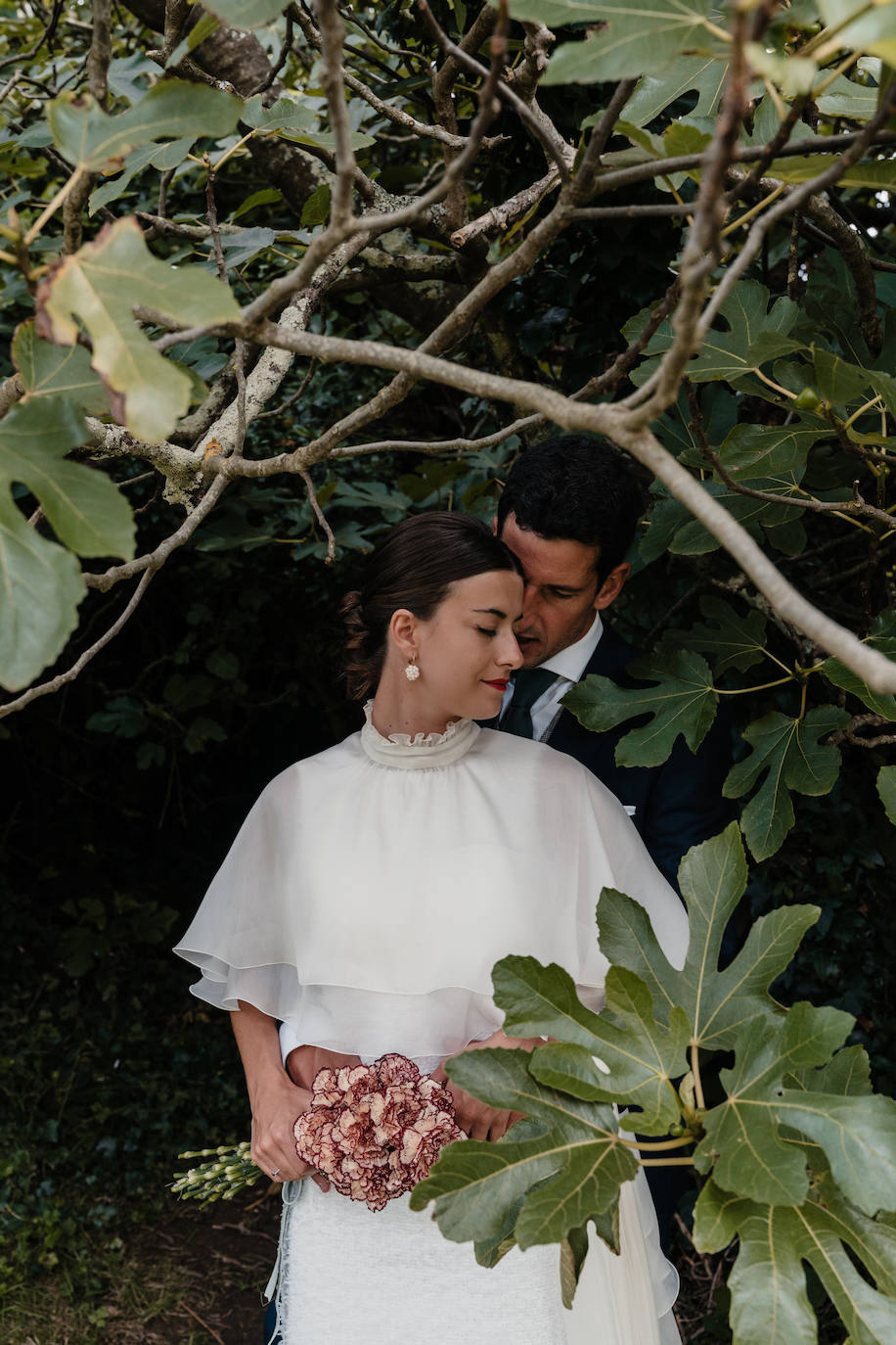 Fotos: Naia, la novia con capa de organza que se casó en Mundaka