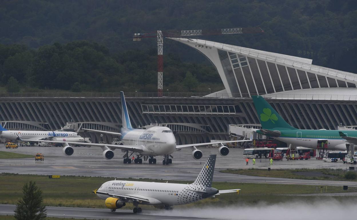 Aviones operando en el Aeropuerto de Bilbao. 