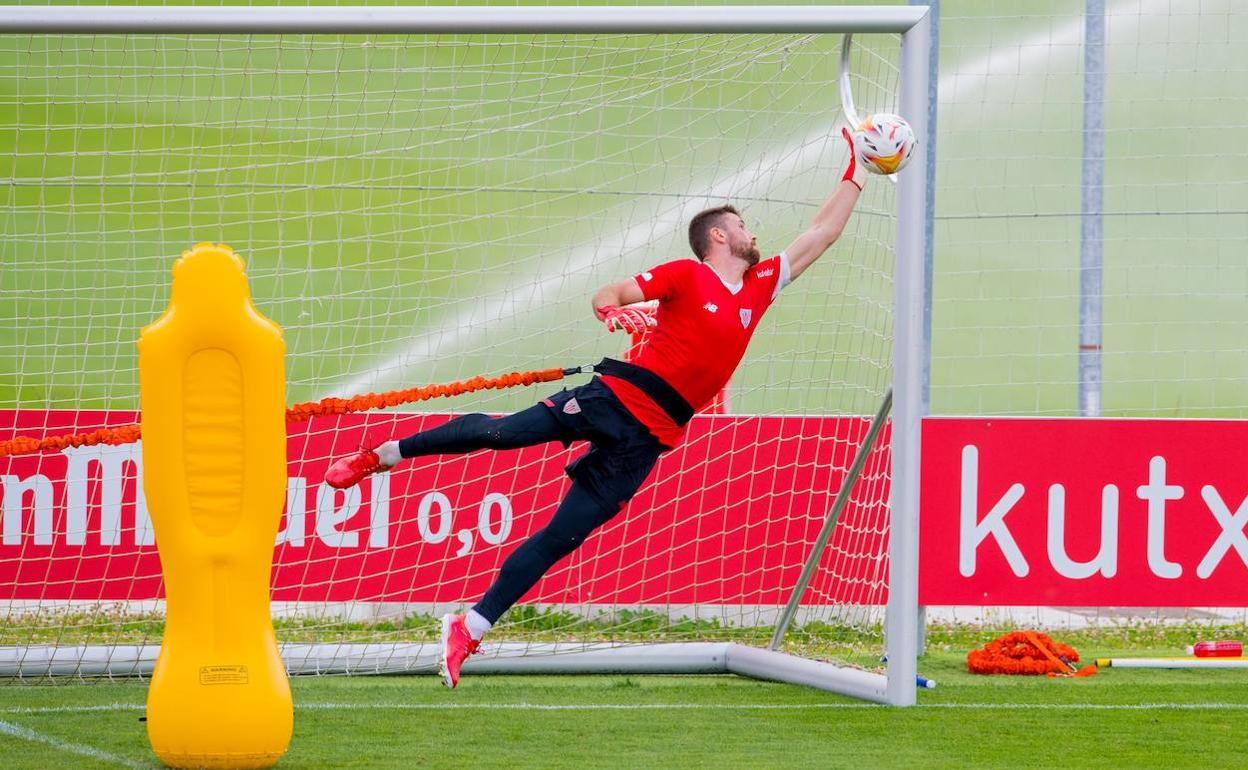 Unai Simón hace una estirada en un entrenamiento en Lezama. 