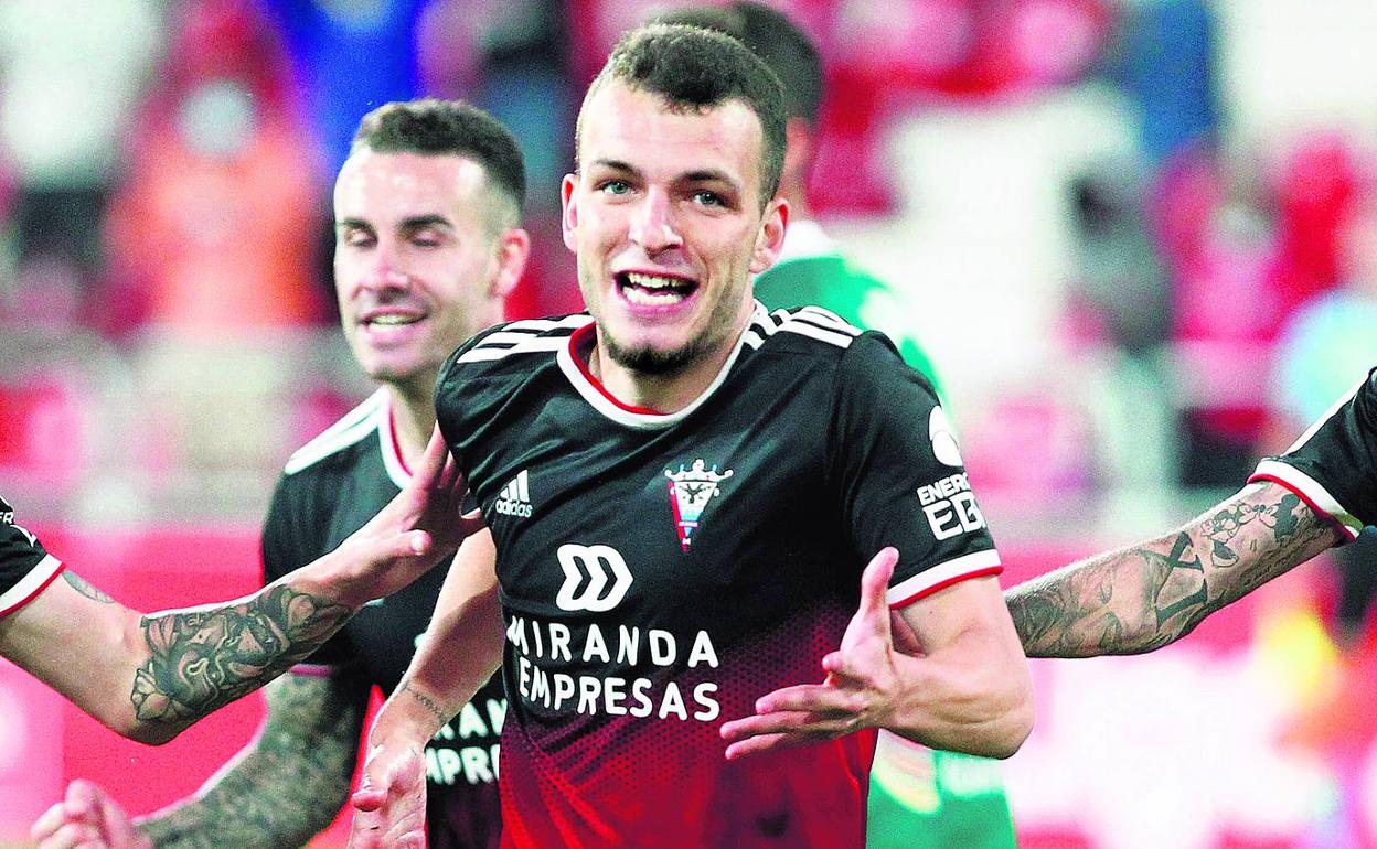 Iñigo Vicente celebra el gol que marcó al Amorebieta el lunes en Anduva, donde el Mirandés se impuso por 2-0. 