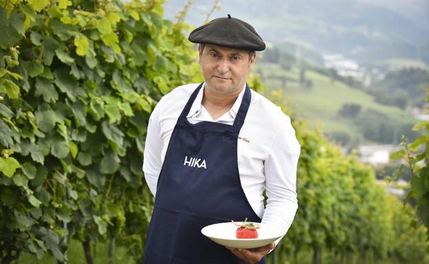 Roberto Ruiz, entre las viñas de txakoli de Hika.