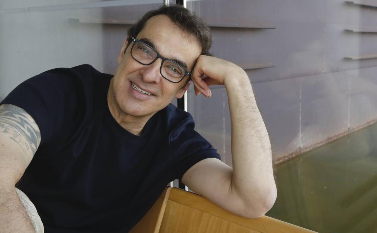 El actor Luis Merlo, en el Palacio Euskalduna, donde representa 'El método Grönholm'.