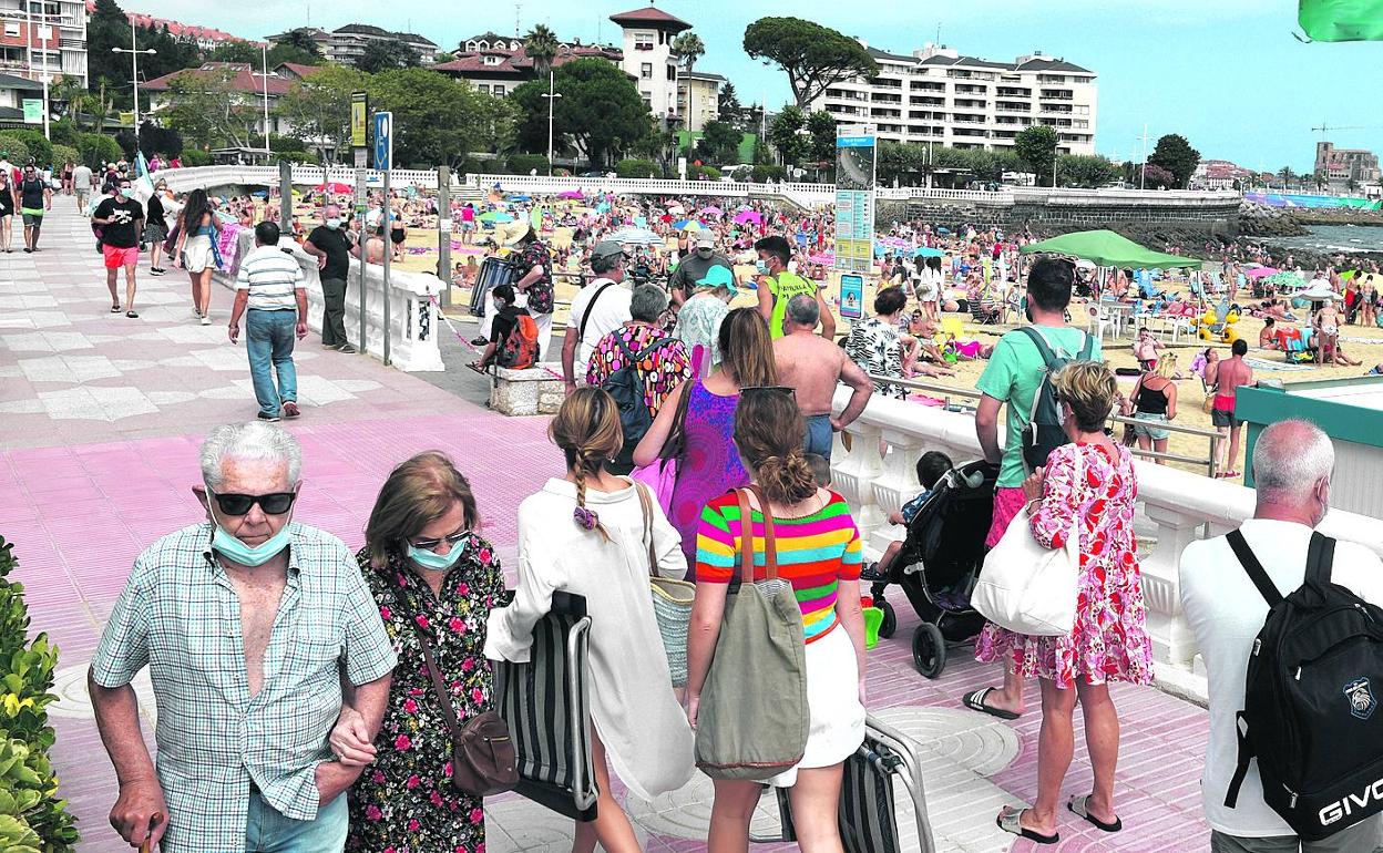 Los residentes habituales en Castro Urdiales y los visitantes durante el verano parecen ser menos de los que se creía. 