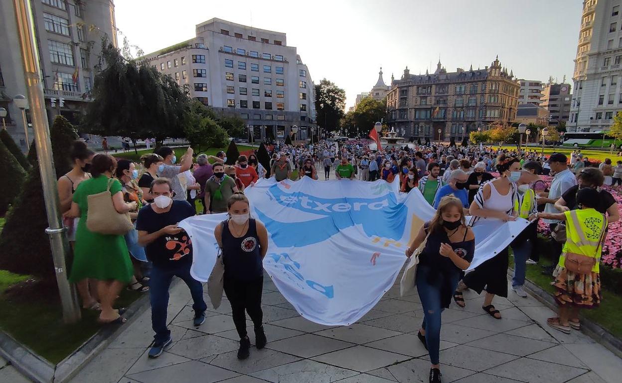 Alrededor de 1.500 personas recorrieron las calles de Bilbao. 