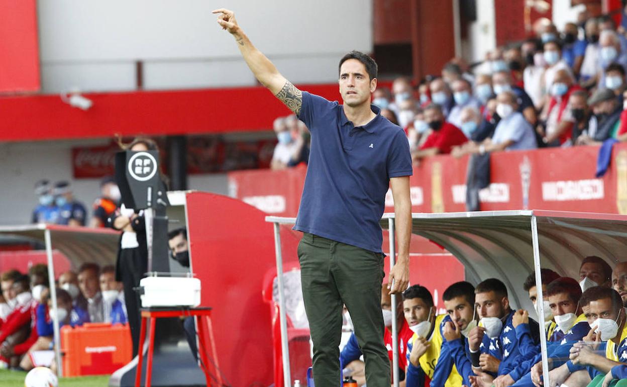 Iñigo Vélez, durante el partido ante el Mirandés en Anduva. 