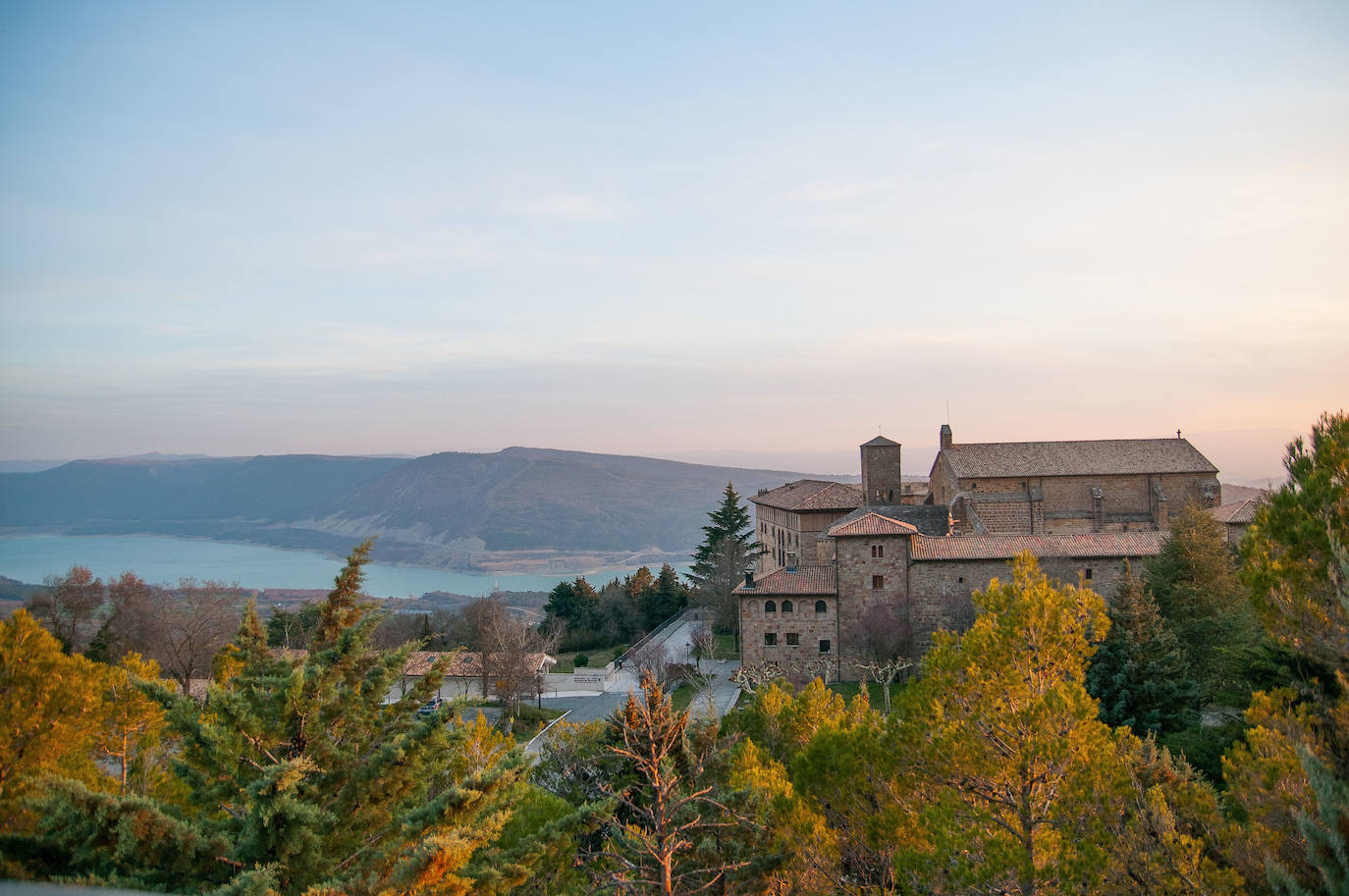 El monasterio de Leyre se alza sobre el embalse de Yesa.