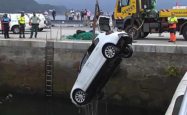 Dos jóvenes mueren en A Coruña tras caer al agua con el coche