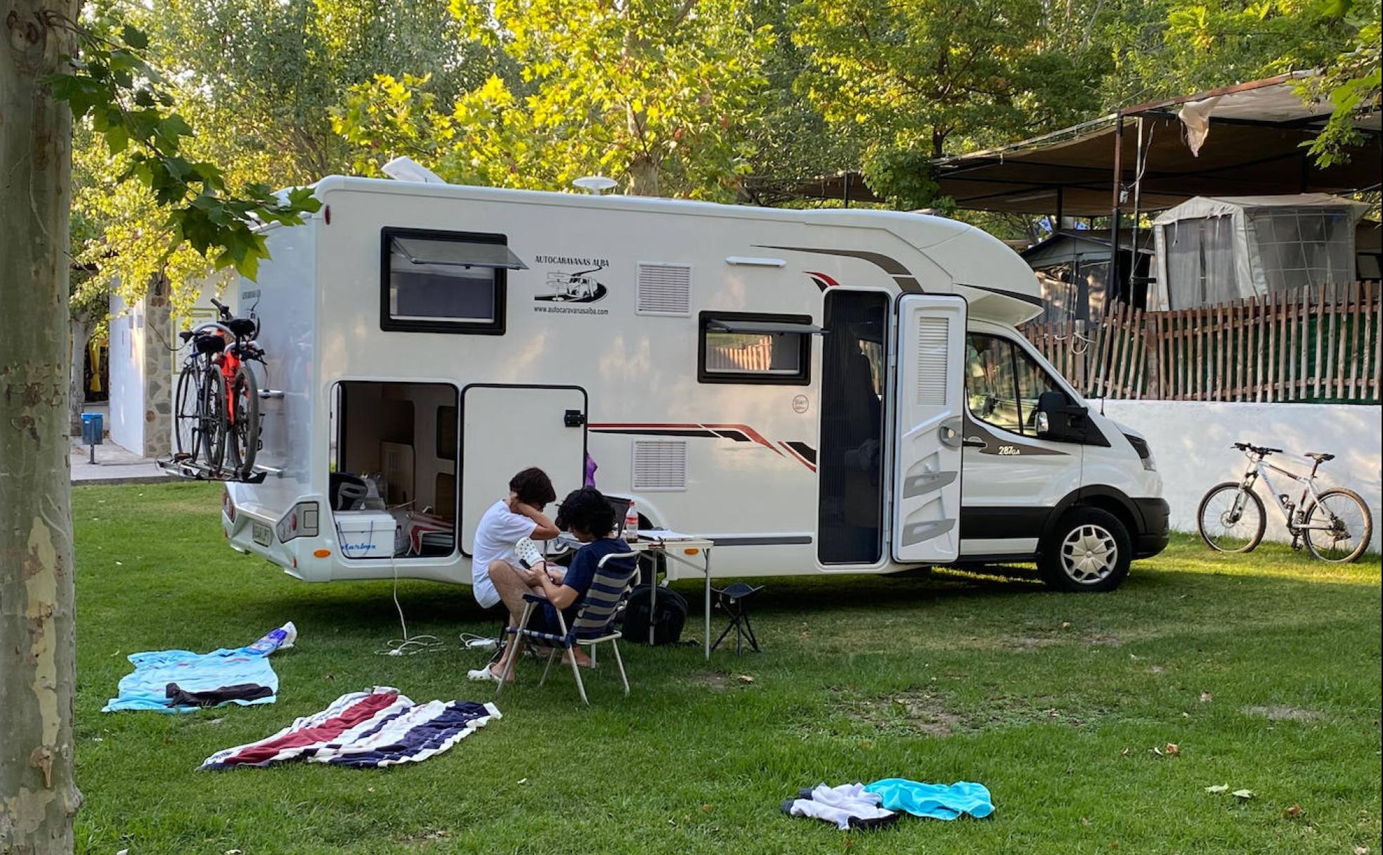 La oficina portátil en el camping del pantano de Los Bermejales.