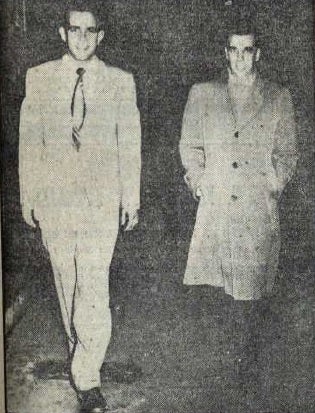 Los tenientes Hurley y Slicker, pilotos del C-119, fotografiados durante un paseo por Bilbao.