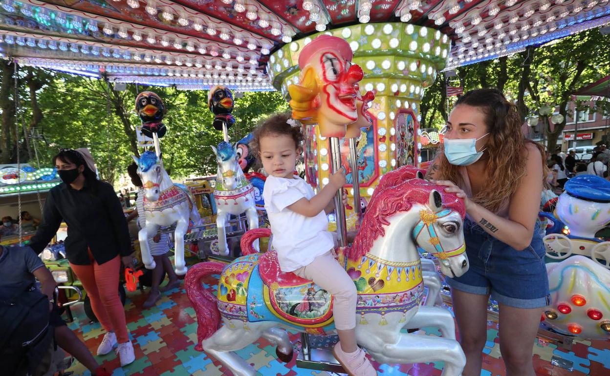 Niños se divierten en las barracas instaladas en Basarrate.