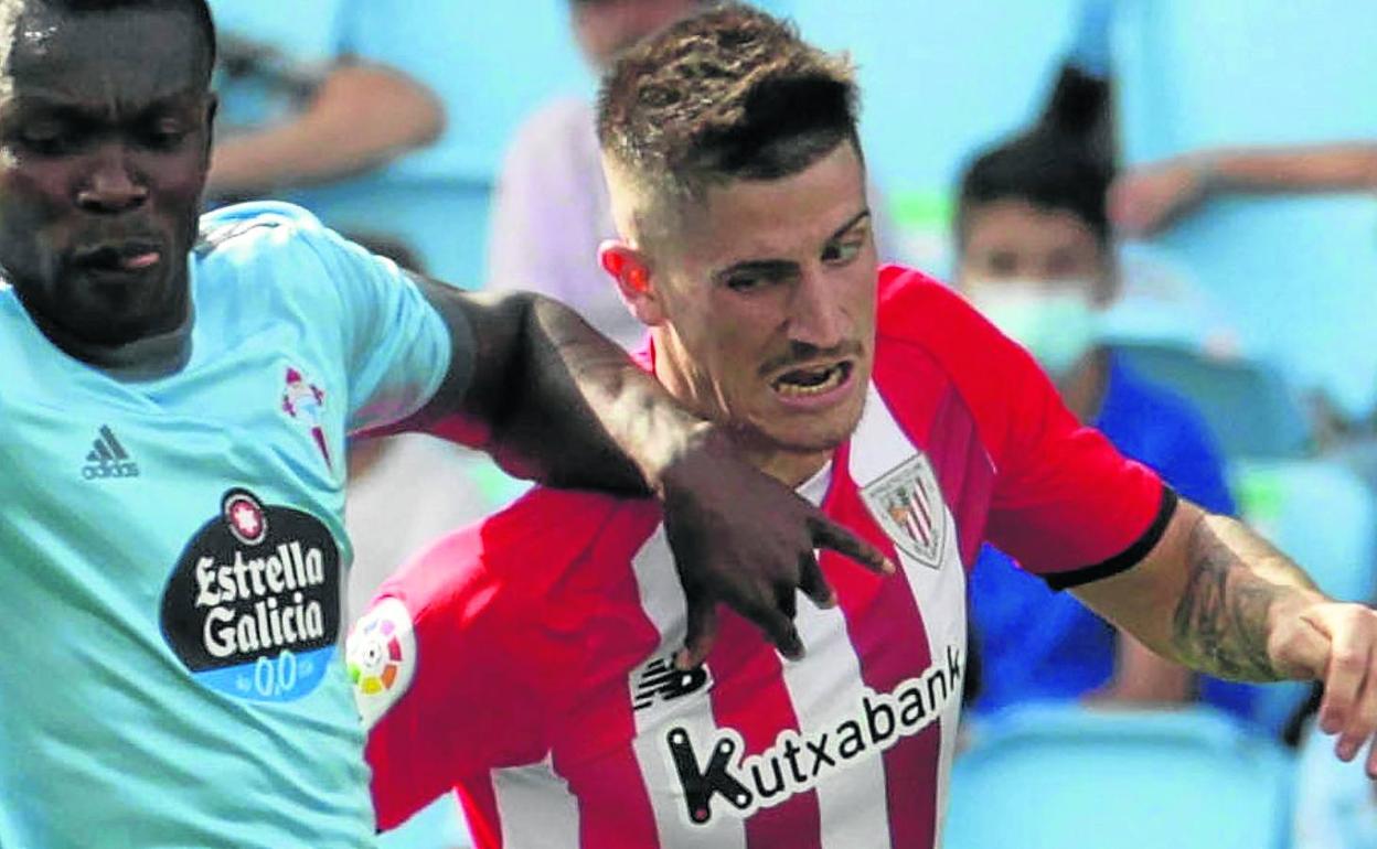 Sancet pugna por un balón con el central del Celta Aidoo, al que robó un balón y asistió para que Williams marcara. 