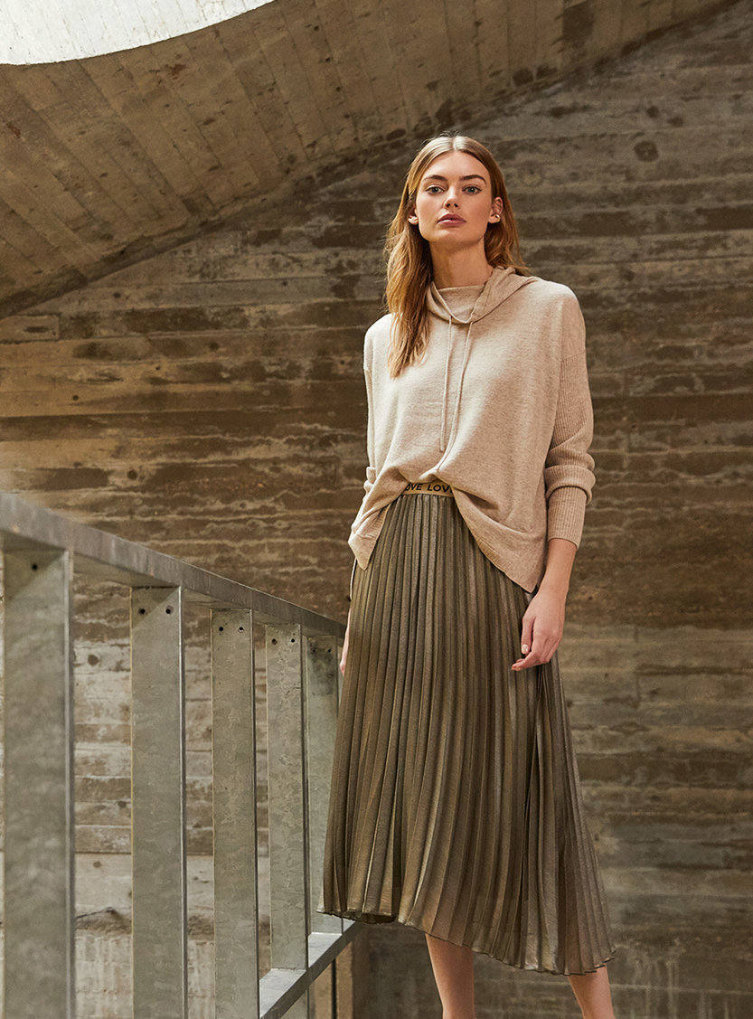 Conjunto de las tiendas Ruiz Moda, situadas en Licenciado Poza número 51 en Bilbao y Paulino Mendivil 8 en Las Arenas. El jersey cuesta 69,95 euros y la falda de tablas 129,95. 