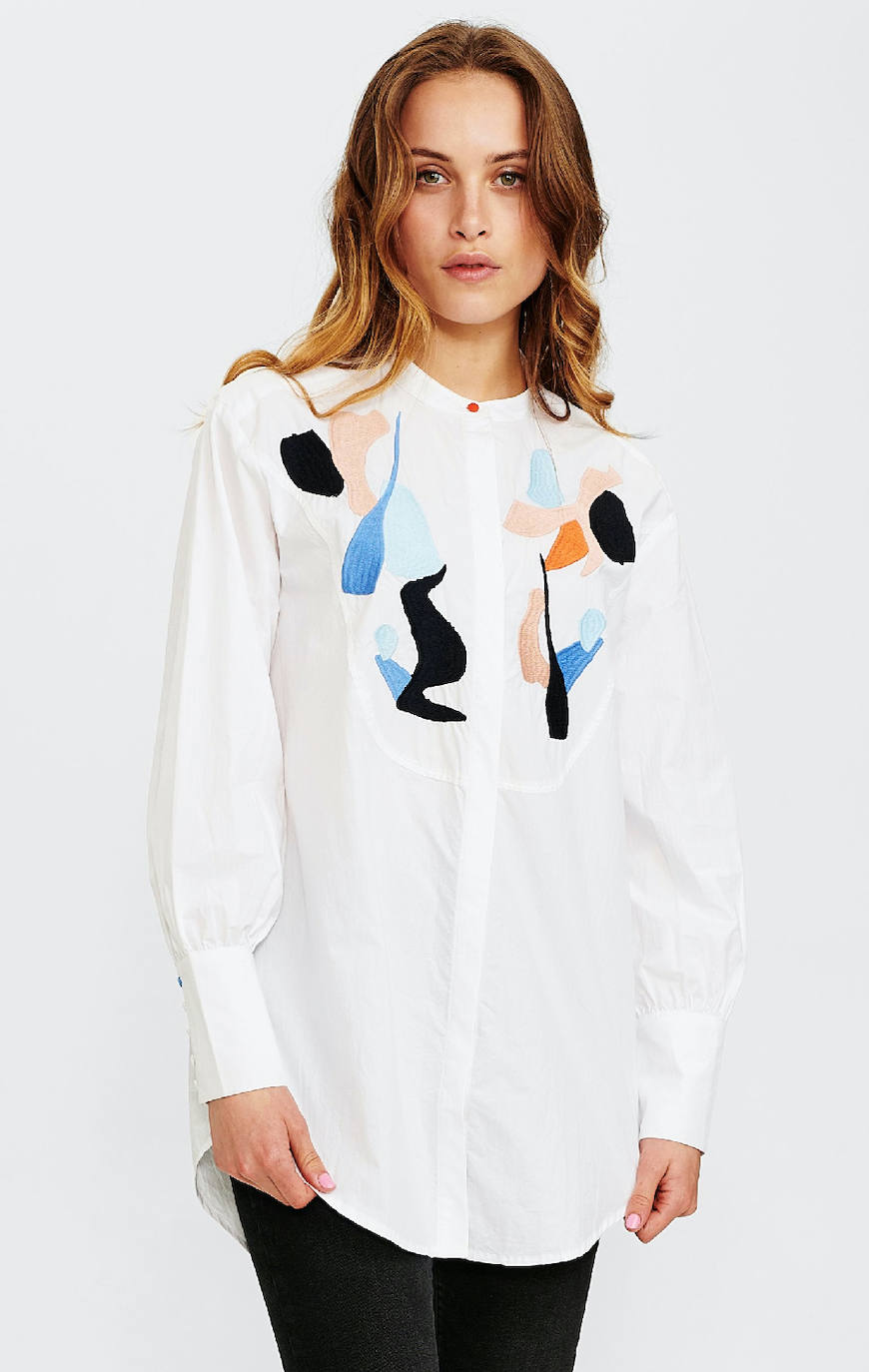 Camisa blanca de manga larga con bordado frontal en varios colores de la tienda bilbaína Uoma, situada en la calle Rodríguez Arias número 39. Cuesta 89,95 euros. 