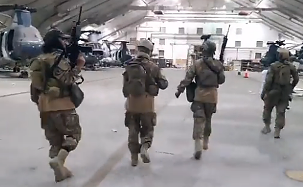 Los talibanes se pasean por el aeropuerto de Kabul