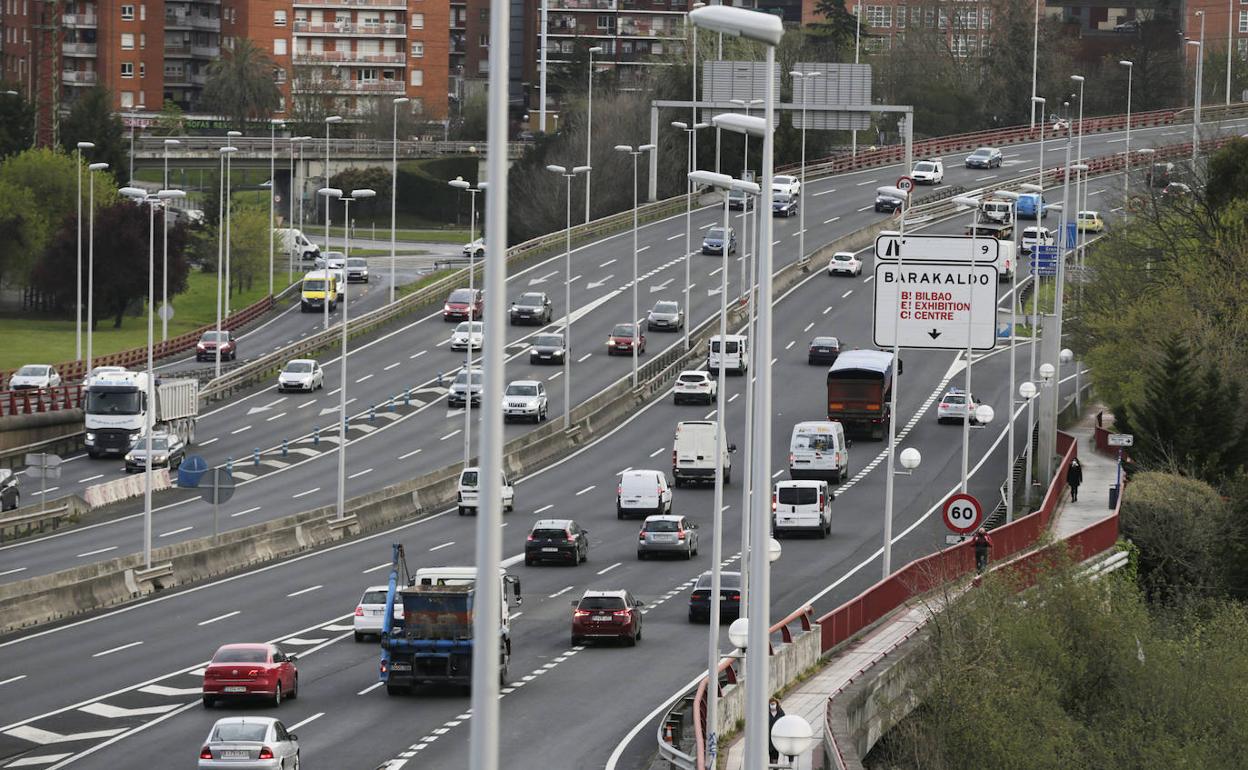 Trafico de vehículos por la Autopista A-8 a su paso por el nudo de Cruces (Barakaldo) 