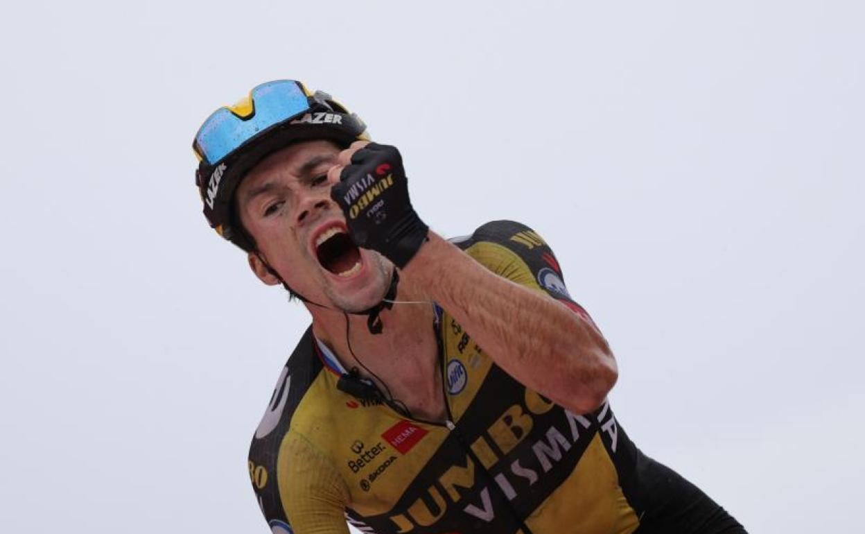 El grito de Roglic al entrar ganador en la cima de los Lagos de Covadonga. 