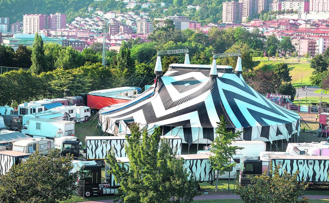 Parque Etxebarria. La gran carpa del Circo Italiano tiene capacidad para acoger a un millar de espectadores. 