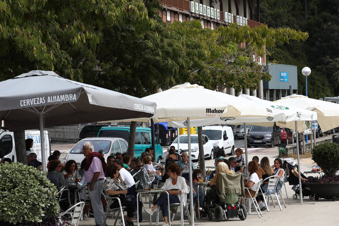 Fotos: Los controles policiales impiden entrar en Plentzia a las personas que no residen en el municipio