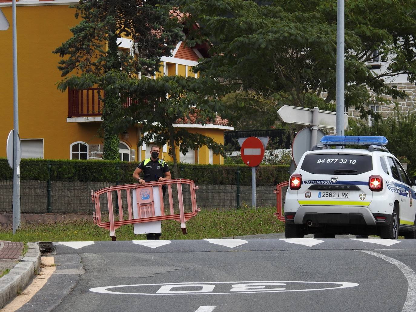 Fotos: Los controles policiales impiden entrar en Plentzia a las personas que no residen en el municipio
