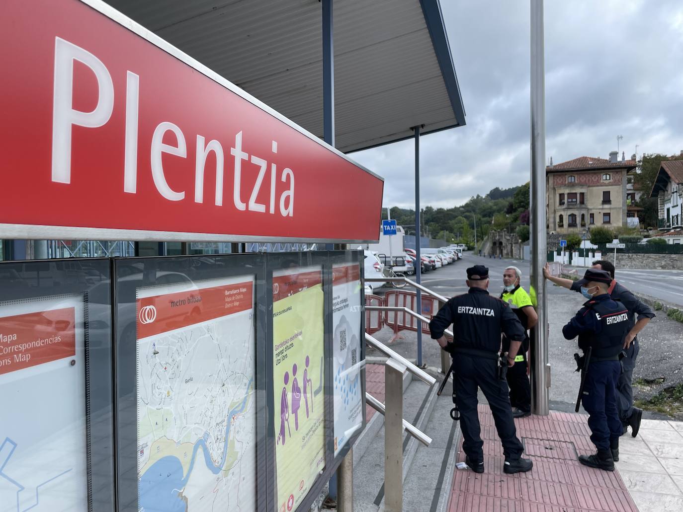 Fotos: Los controles policiales impiden entrar en Plentzia a las personas que no residen en el municipio