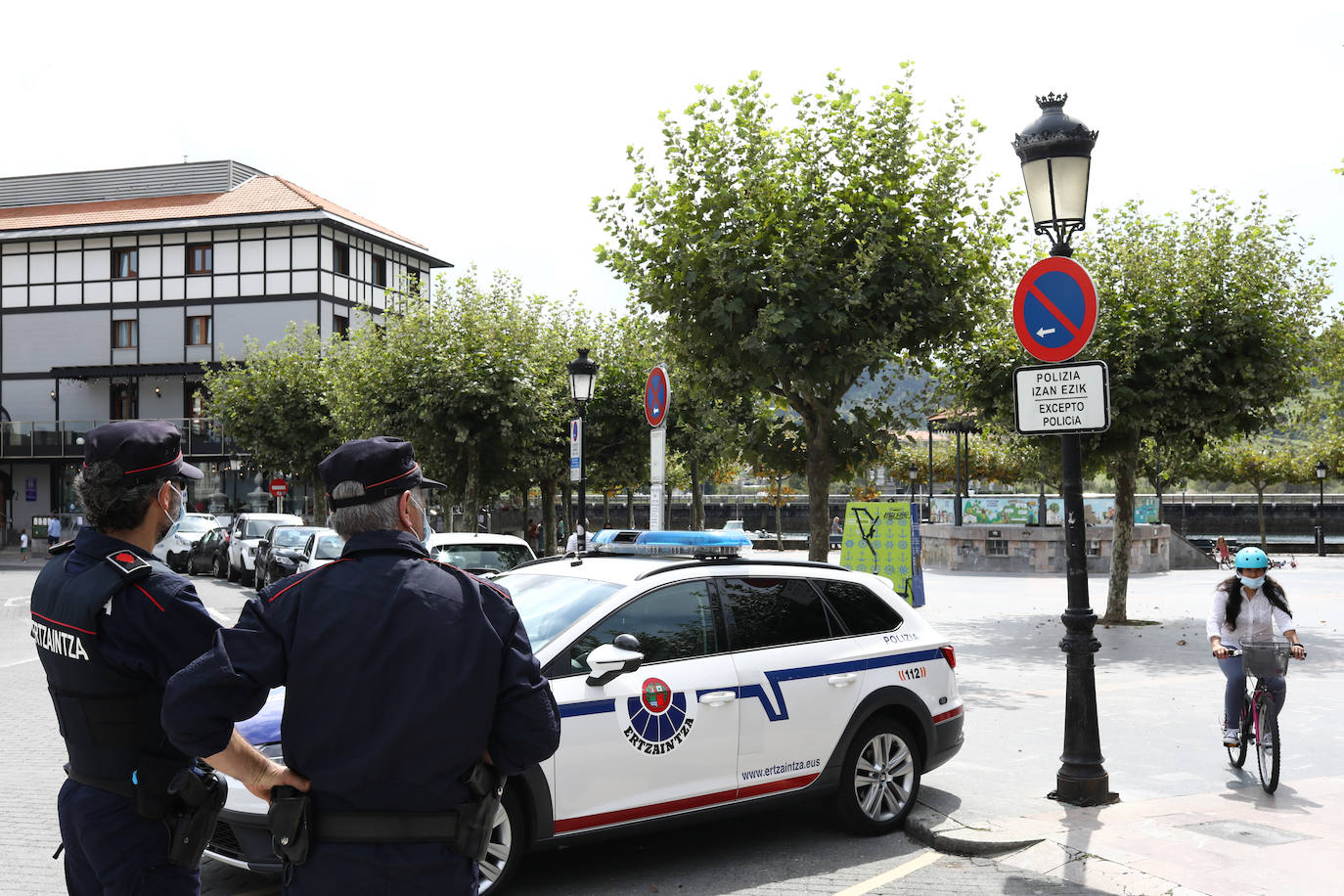 Fotos: Los controles policiales impiden entrar en Plentzia a las personas que no residen en el municipio