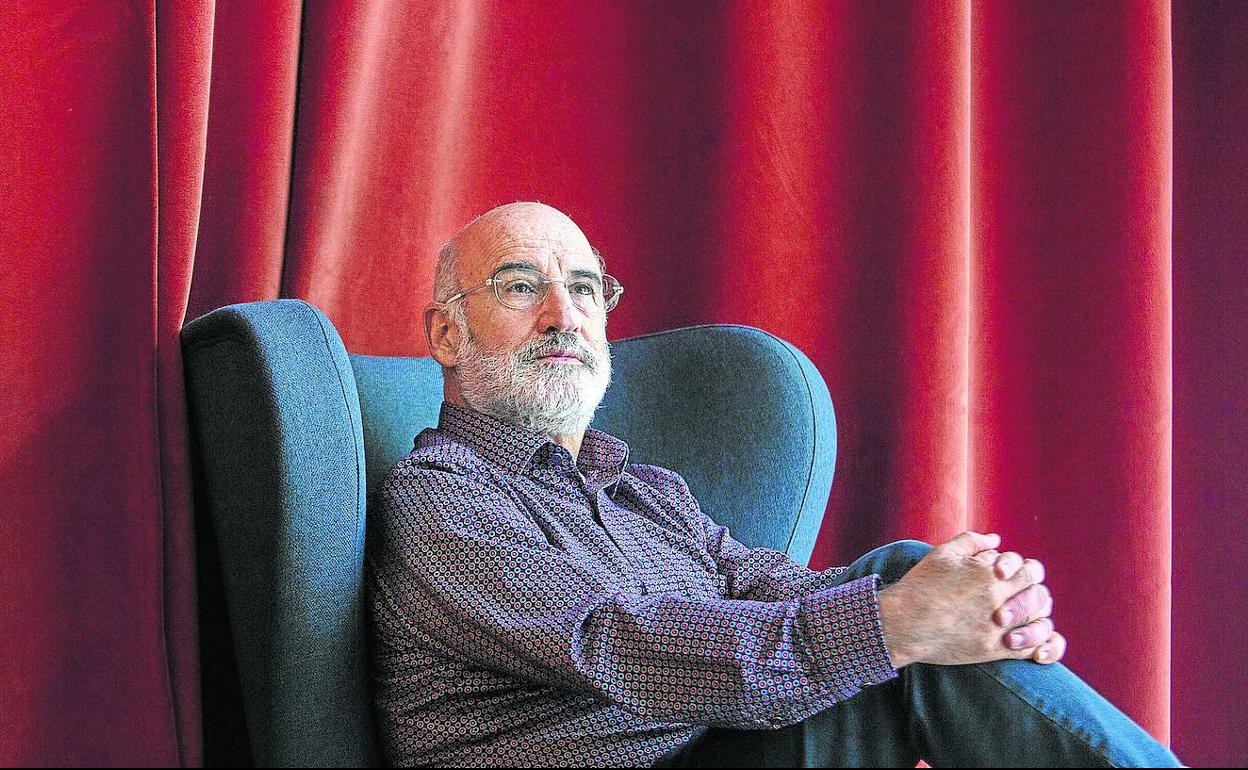 Fernando Aramburu posa durante la presentación de su nuevo libro en Madrid. 