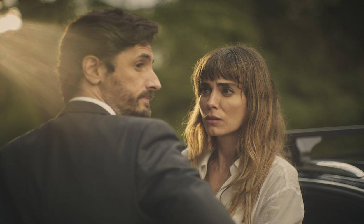 Irene Arcos y Juan Diego Botto son hermanos en esta divertida y absorbente ficción que se estrenará en diciembre. 