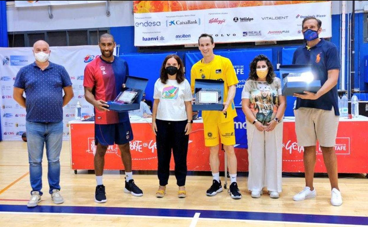 Obsequios para los equipos participantes en el Juan de la Cierva de Getafe