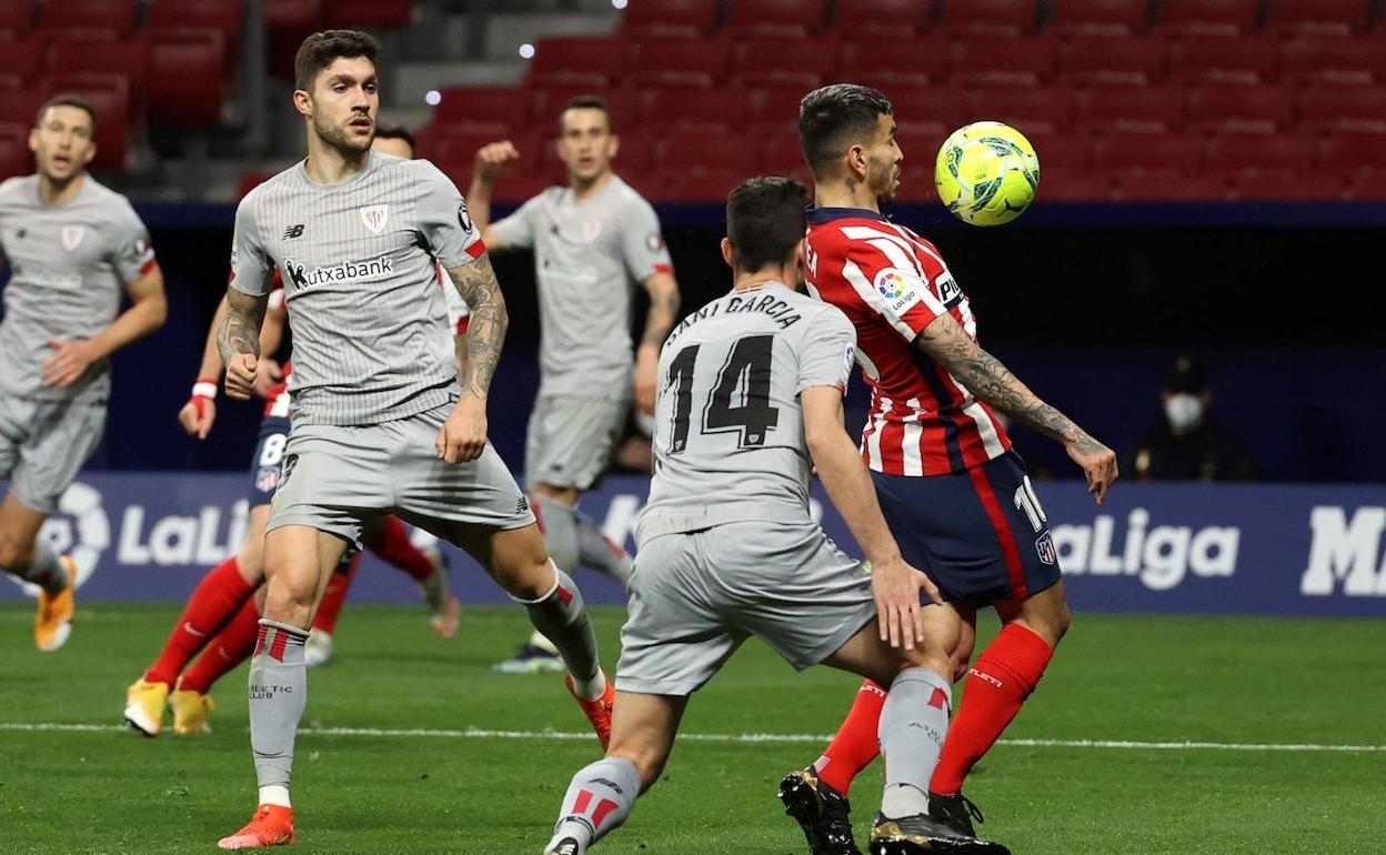 Dani Garcia marca de cerca al atlético Ángel Correa en el último partido jugado en el Wanda. 