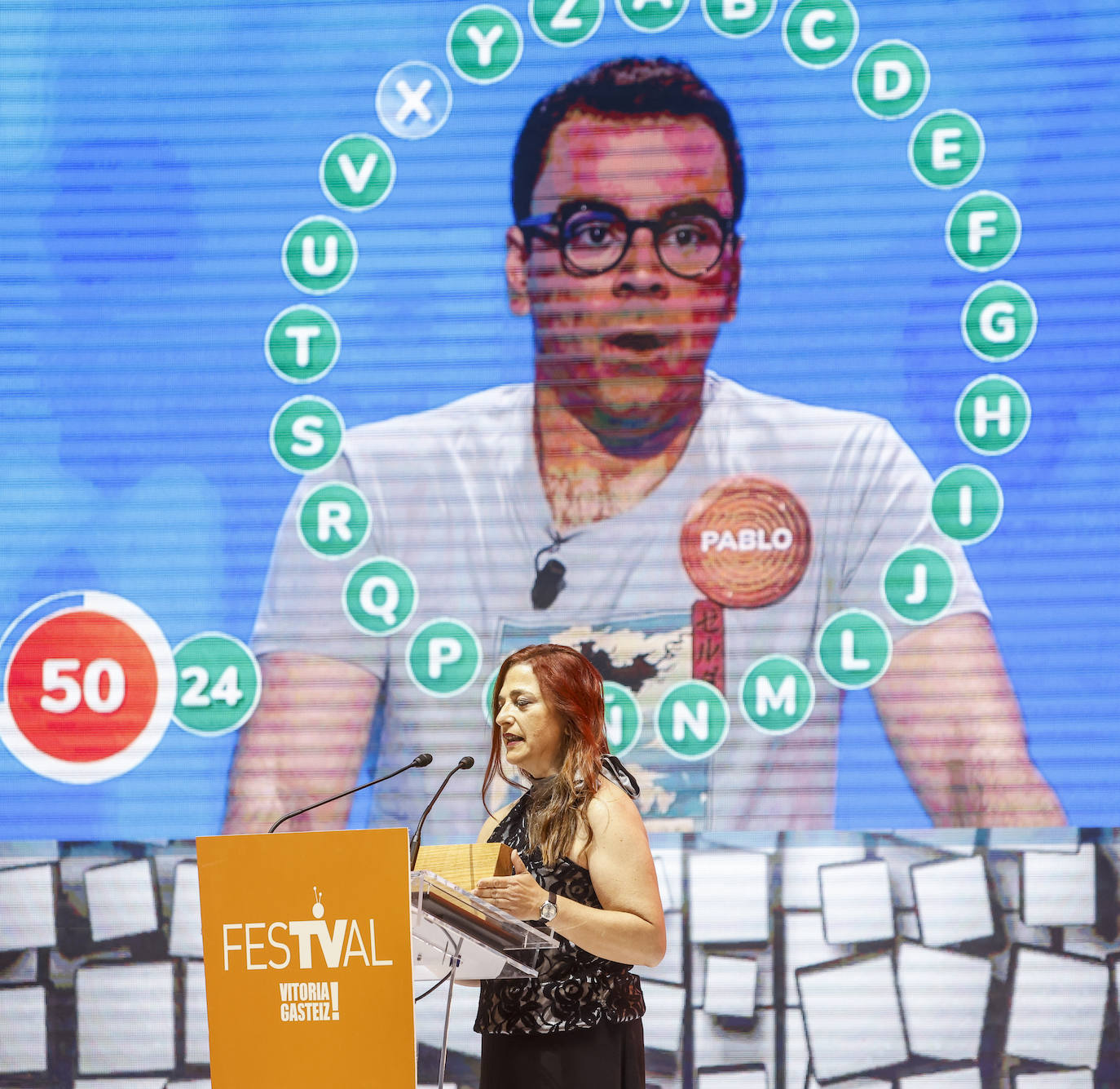 Cristina Azcarraga, delegada de contenidos de Atresmedia, recoge el premio a 'Pasapalabra'.