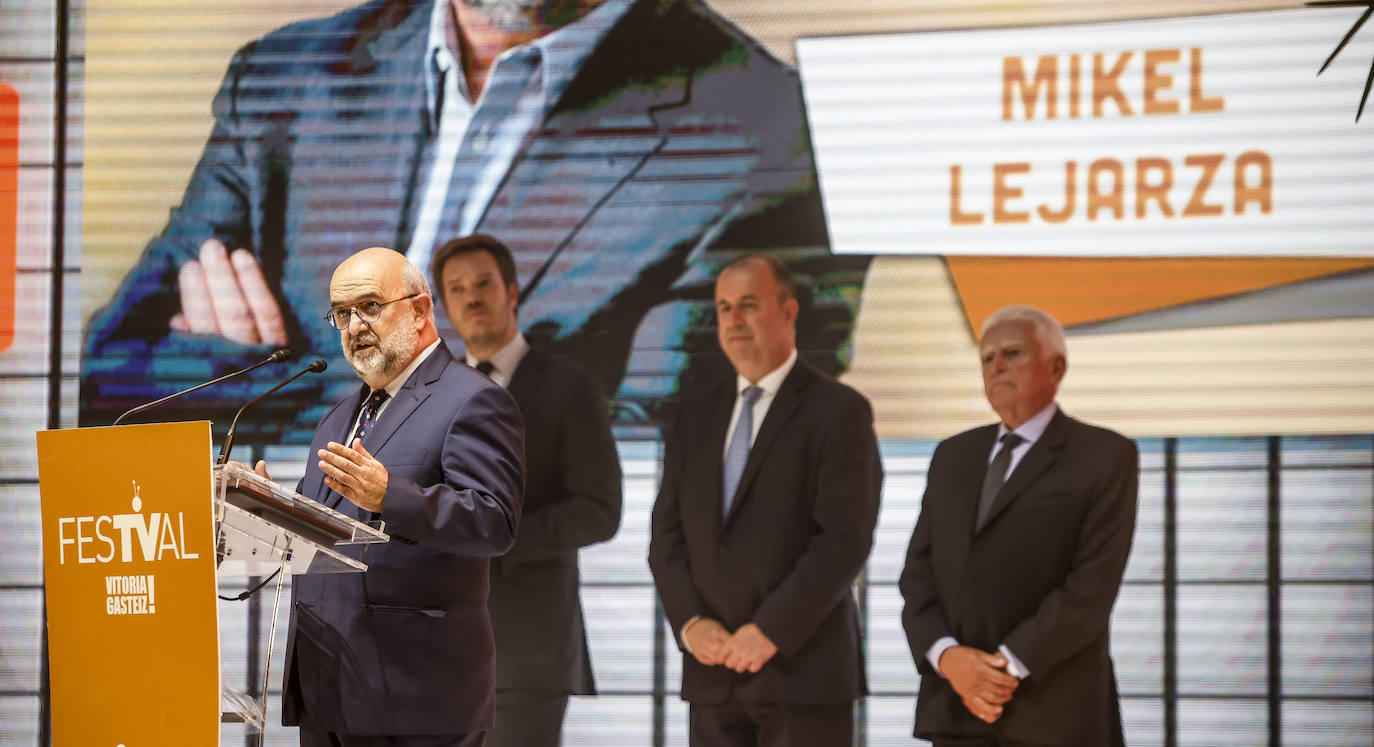 Mikel Lejarza durante su discurso tras recibir el premio Mainat.