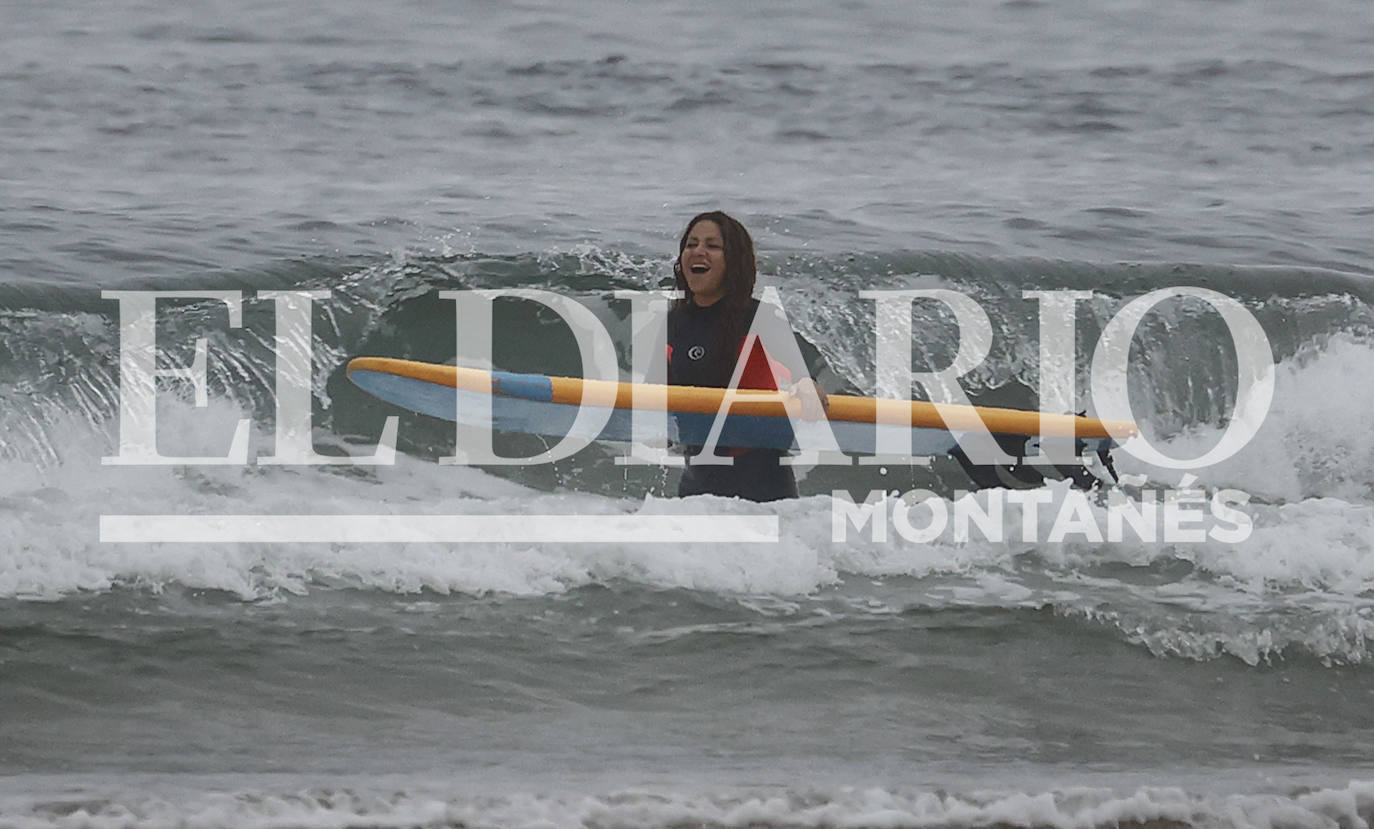 Fotos: Shakira y Piqué cogen olas en Oyambre