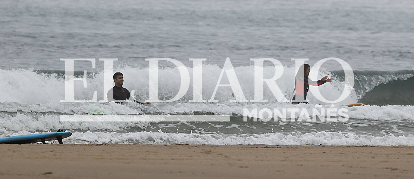 Fotos: Shakira y Piqué cogen olas en Oyambre