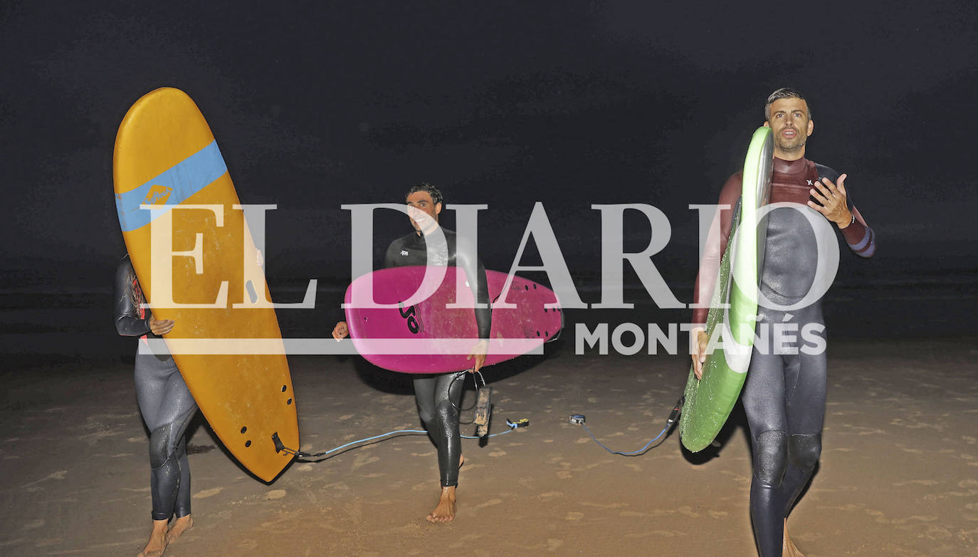 Fotos: Shakira y Piqué cogen olas en Oyambre