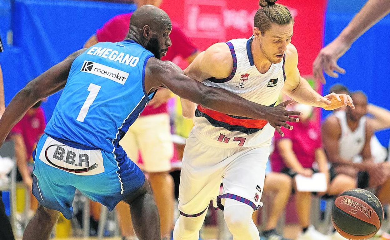 Kurucs, de más a menos pero correcto en la dirección de juego, bota el balón ante la presión de Emegano. 