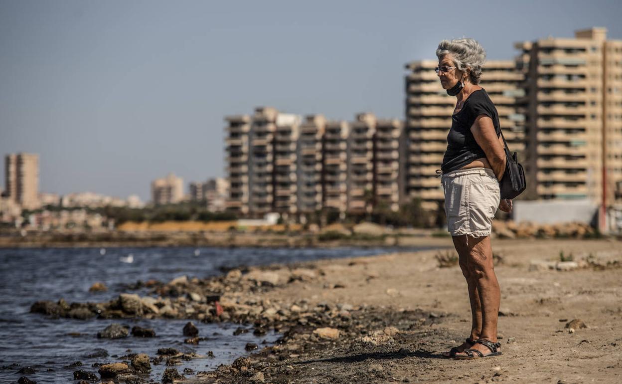 María Teresa cambió Euskadi por La Manga hace 26 años y culpa de la contaminación en el Mar Menor a la «desidia» de los políticos.