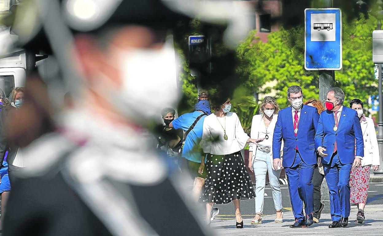 Juan Mari Aburto, Alfonso Gil y las portavoces de la oposición, el pasado mes de junio antes de la ofrenda floral frente al Ayuntamiento. 